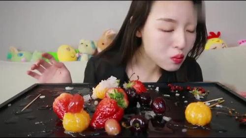 网红小姐姐吃八月瓜,美味与挑战并存！
